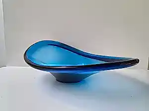 Holmegaard - Per Lütken Holmegaard – Deense vintage glazen schaal in blauw, asymmetrisch desi kaufen? Bieten Sie von 55!