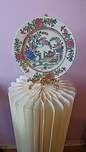 Qing Dynastie - Sierbord met handgeschilderde vogels en roze pioenrozen gemerkt kaufen? Bieten Sie von 25!