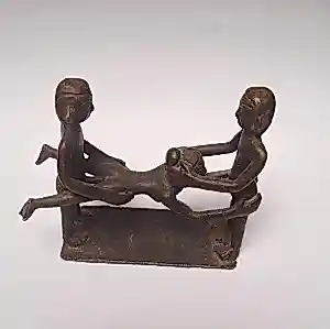 Buy Onbekend - bronzen sculptuur Kama Sutra-stijl.? Bid from 20!