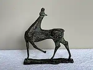 Buy Piet van Heerden - Gepatineerd bronzen sculptuur “Paardje”? Bid from 300!