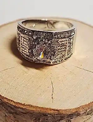 Buy Nieuwe zilveren ring met ronde facetgeslepen kristallen? Bid from 50!