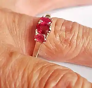 Buy Nieuwe zilveren Ring met 3 facetgeslepen robijnen? Bid from 60!