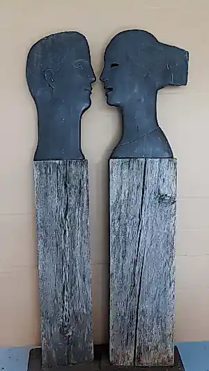 Buy Roos Mannaerts - Twee grote bronzen beelden (man en vrouw 'en profil' op houten sokkel? Bid from 1000!