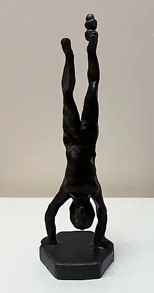 Buy Nicolas Dings - Bronzen sculptuur | 'Rock Steady'? Bid from 175!