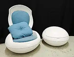Buy Peter Ghyczy - Twee iconische 'Garden Egg Chairs'? Bid from 1200!