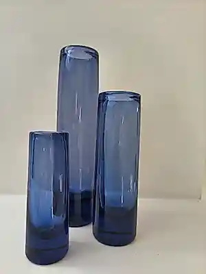 Buy Holmegaard - Set van 3 kobaltblauwe glazen vazen – Per Lütken? Bid from 50!