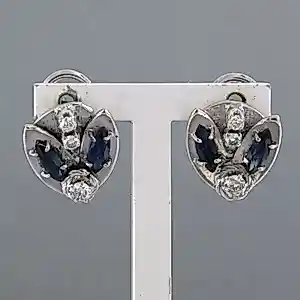 14k gouden oorclips in een vorm van een vlieg met saffier en diamant kopen? Bied vanaf 675!