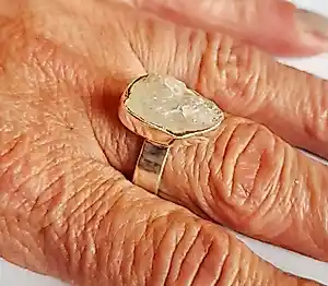 Buy Nieuwe zilveren ring met ruwe Regenboog maansteen? Bid from 50!