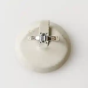 AcheterArt Deco-stijl ring met smaragdgeslepen diamant.? Enchérissez de 1700!