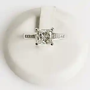 AcheterDiamanten ring met prinsesslijping? Enchérissez de 2000!