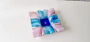 Mdina kunstglas - Mdina Glass Malta – Handgemaakte vierkante schaal van gefuseerd glas in blauw en roze kaufen? Bieten Sie von 20!