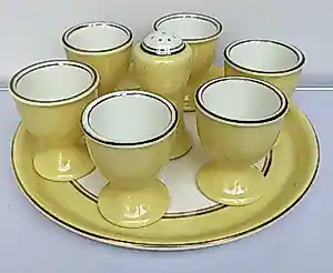 N.V. Porselein- en Tegelfabriek Mosa - Mooie porseleinen eierdopjes-set vendu pour 25€ !