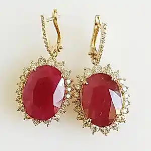AcheterOorbellen van 18 karaats roségoud met natuurlijke robijnen en diamanten.? Enchérissez de 3400!