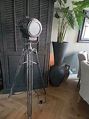 Buy Diverse kunstenaars - Theater vloerlamp? Bid from 450!