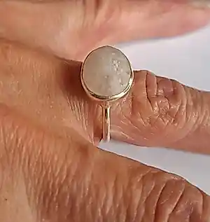 Buy Nieuwe zilveren ring met facet geslepen Regenboog maansteen? Bid from 55!