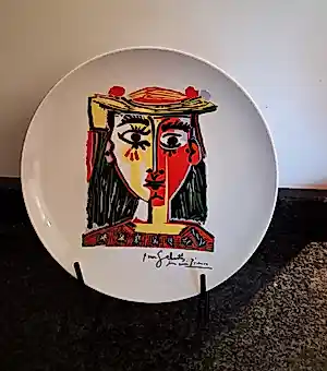 Pablo Picasso - Pablo Picasso - 'Retrat de dona amb barret amb borles i brusa estampada' bord verkauft für € 60!