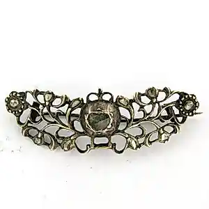 Buy Antiek Antwerps zilveren filigraan broche met bloemmotieven met roos diamanten? Bid from 100!