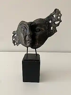 Bernadette Leijdekkers - Prachtig Vormgegeven Sculptuur Van Twee Gezichten Heel Dicht Bij Elkaar. verkocht voor € 78!