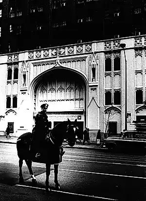 Buy Eddy Posthuma de Boer - NYPD te paard, gelatinezilverdruk? Bid from 95!