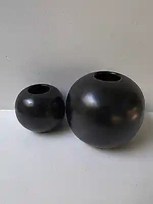 Willem Stuurman - 2 zwarte bol vaasjes Zenith kaufen? Bieten Sie von 30!