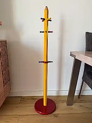 Pierre Sala - Zeldzame Postmodern Pencil Coat Rack kaufen? Bieten Sie von 100!