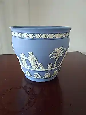 Wedgwood - Blue Jasper Jardiniere kaufen? Bieten Sie von 75!