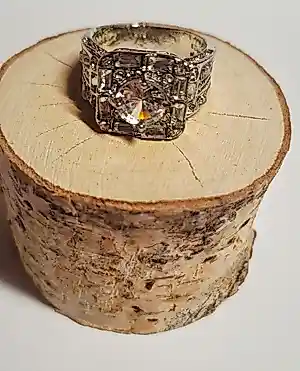 Buy Nieuwe zilveren ring met ronde facetgeslepen kristallen en rechthoekig? Bid from 50!