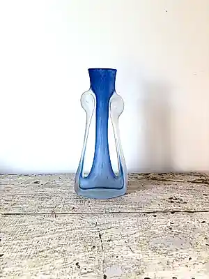 AcheterEugeniusz Kosc - Vaas van satijn glas, blauw met opvallende zijarmen.? Enchérissez de 20!