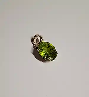 Buy Nieuwe zilveren hanger met facet geslepen met natuurlijke peridot? Bid from 50!
