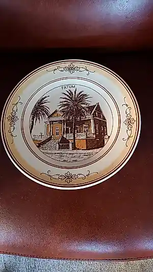 Buy Plateelbakkerij Zenith - Wandbord villa Fatum Paramaribo 1947-1982 gesigneerd Eddy Waas? Bid from 25!