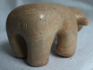 Onbekend - Stenen beeldje , Beer – Gesigneerd - Hoogte 14 cm kopen? Bied vanaf 10!