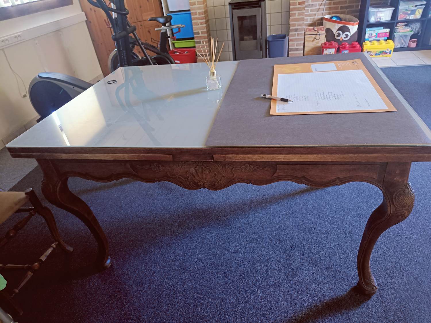 AcheterOnbekend - Antieke tafel met stoelen, nieuwe bekleding? Enchérissez de 50!