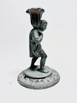 Curiosa - Figuurlijke kandelaarvoet – Putto met draperie kaufen? Bieten Sie von 20!
