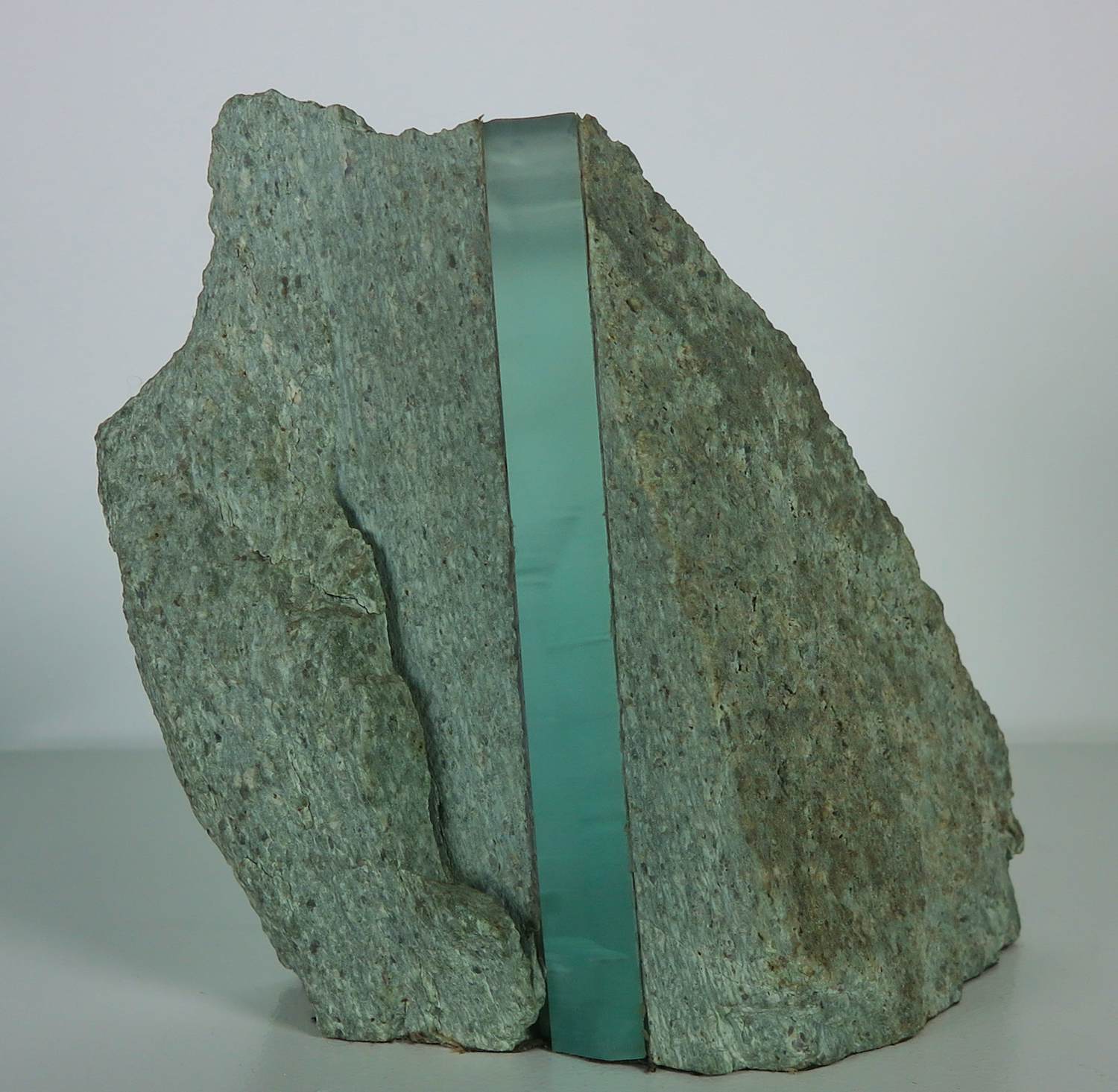 Onbekend - Beeld van steen en glas, Abstracte vorm kopen? Bied vanaf 50!