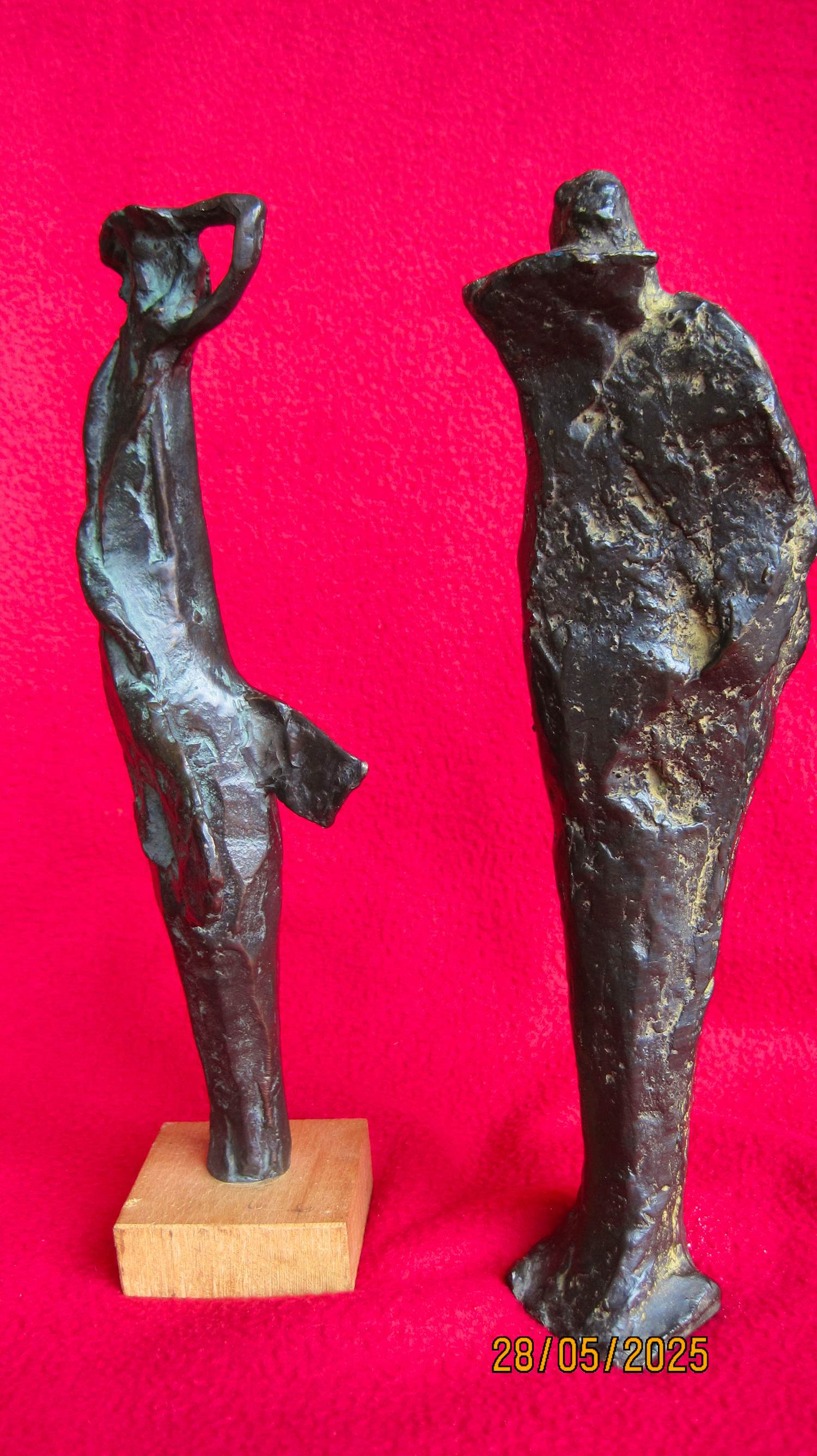 Brons (Onbekend) - Man en vrouw in de wind. verkocht voor € 150!