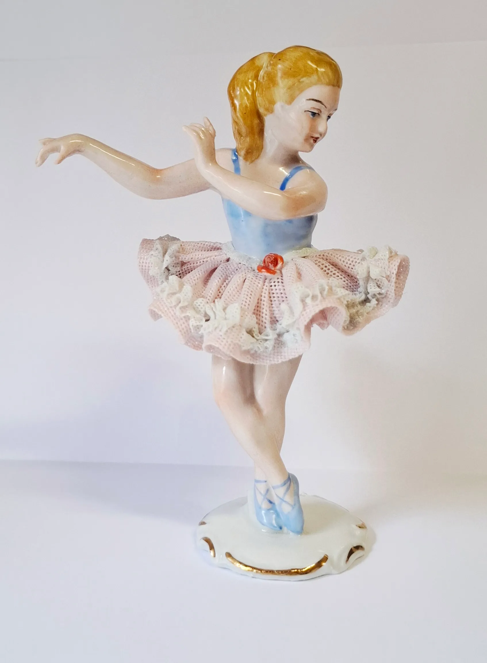 Buy Keramiek overige - porseleinen ballerina- beeldje met kanten tutu .? Bid from 20!