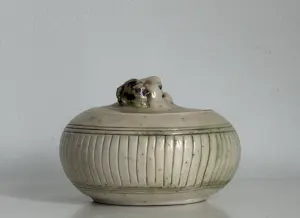 Onbekend - doosje met versierde deksel van keramiek kopen? Bied vanaf 20!