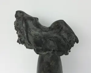 Brons (Onbekend) - Bronzen beeld (ca. 15 kg), Liggend naakt op vaas kopen? Bied vanaf 350!