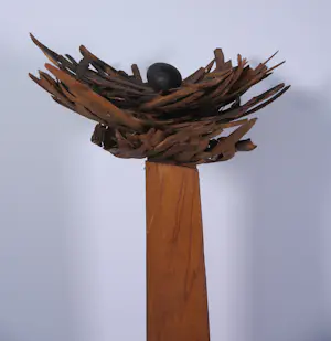 Onbekend - Groot houten sculptuur met bronzen ei, Vogelnest kopen? Bied vanaf 250!