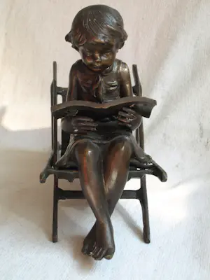 Brons (Onbekend) - Bronzen beeld , Lezend meisje op strandstoel kopen? Bied vanaf 150!