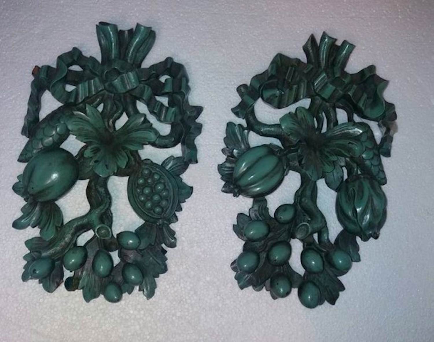 Onbekend - 2 x rijkelijk uitgesneden wanddecoratie met een granaat appelstruik verkocht voor € 35!