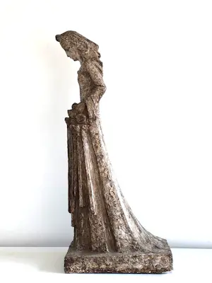 Nicolaas van der Kreek - Treurend vrouwenfiguur met bloemen kopen? Bied vanaf 300!