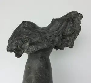 Brons (Onbekend) - Bronzen beeld (ca. 15 kg), Liggend naakt op vaas kopen? Bied vanaf 350!