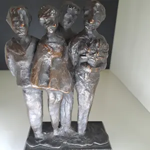 Brons (Onbekend) - Massief beeld van 4 personen kopen? Bied vanaf 60!