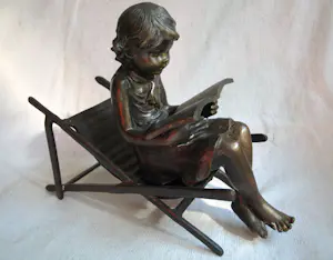 Brons (Onbekend) - Bronzen beeld , Lezend meisje op strandstoel kopen? Bied vanaf 150!