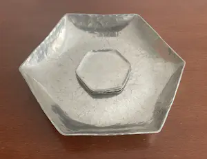 Curiosa - J.J. Davids Amsterdam - Art Deco handgehamerde zilvertinnen onderzetter set kopen? Bied vanaf 30!