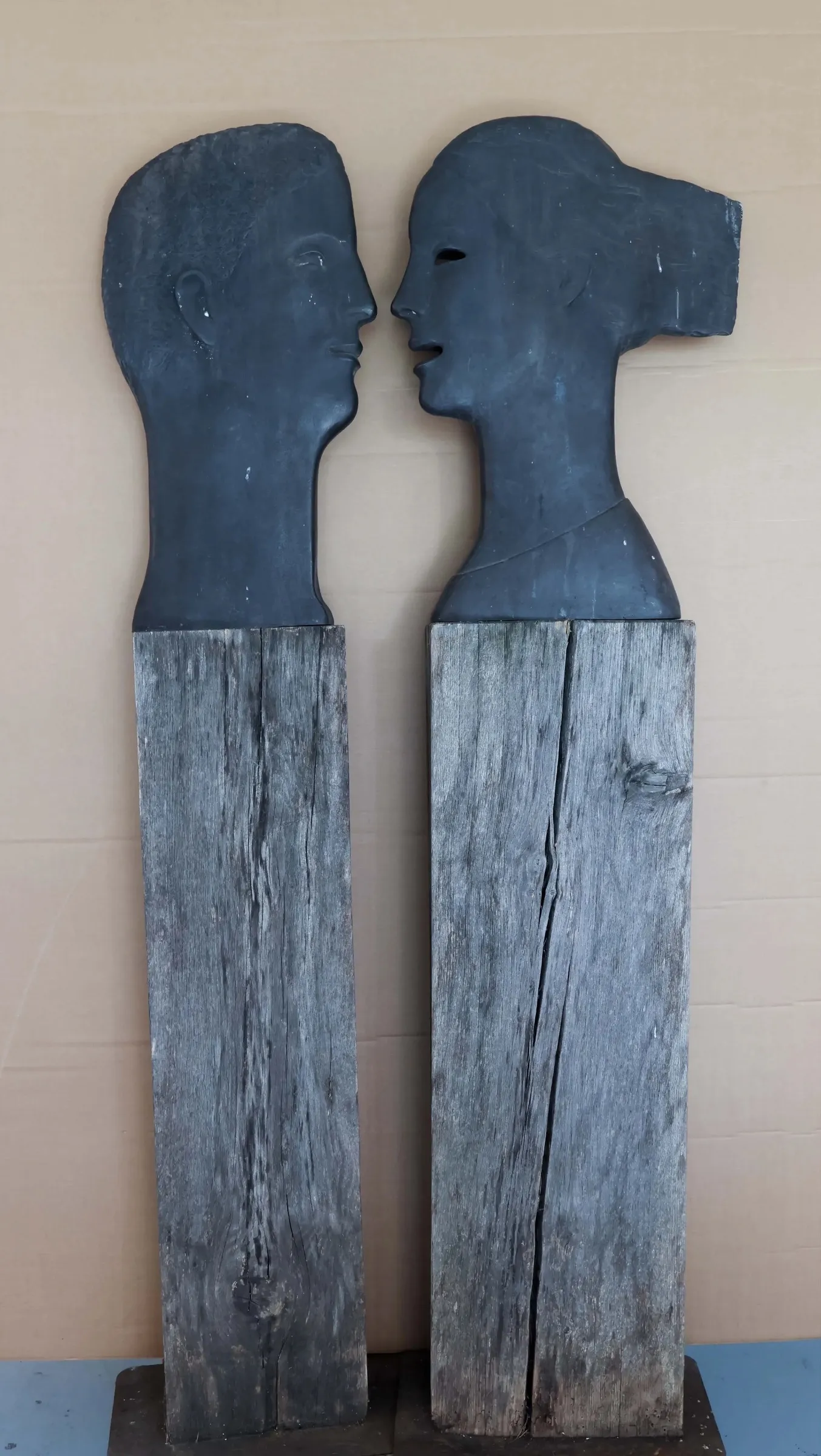AcheterRoos Mannaerts - Twee grote bronzen beelden (man en vrouw 'en profil' op houten sokkel? Enchérissez de 1000!