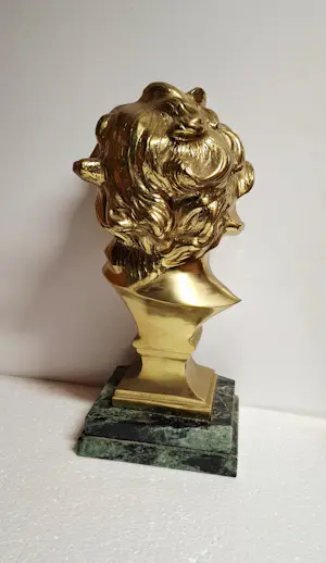Jean-Baptiste Carpeaux - Het lachende kind. Brons met patina, glanzend en mat goud. kopen? Bied vanaf 100!