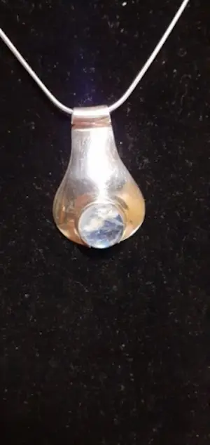 In nieuwstaat Zilveren ketting en hanger gezet met maansteen kopen? Bied vanaf 35!