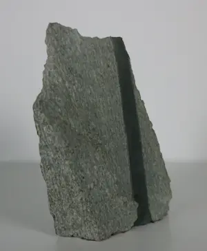 Onbekend - Beeld van steen en glas, Abstracte vorm kopen? Bied vanaf 50!